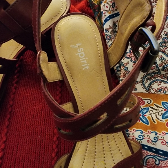 Ladies leather sandals with modest block heel - Picture 4 of 4
